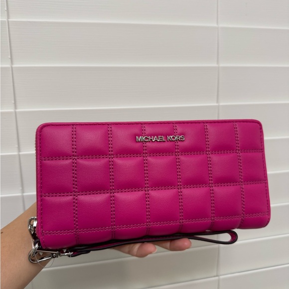 Michael Kors Fuchsia Quilted wallet - Picture 1 of 6